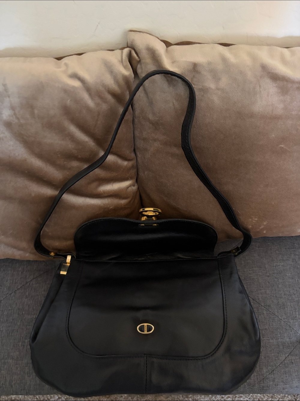 Vintage Black Leather Shoulder Bag with Gold Hardware, Strap 15 1/2 in. ,13x8 in - Picture 6 of 9